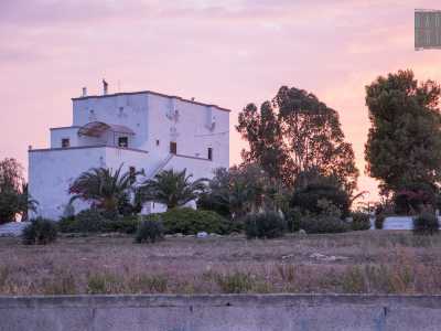 Stesse parole del 72enne Carlo, che abita tutto l�anno una bianca masseria. L�uomo ci spiega come l�edificio di sua propriet� un tempo ospitasse un�assemblea di religiosi che si riuniva appunto in un �capitolo�. Ecco quindi spiegato il nome della contrada...
